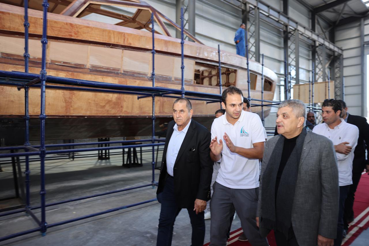 رئيس الهيئة داخل مصنع قاطرات مصر رئيس الهيئة داخل مصنع قاطرات مصر