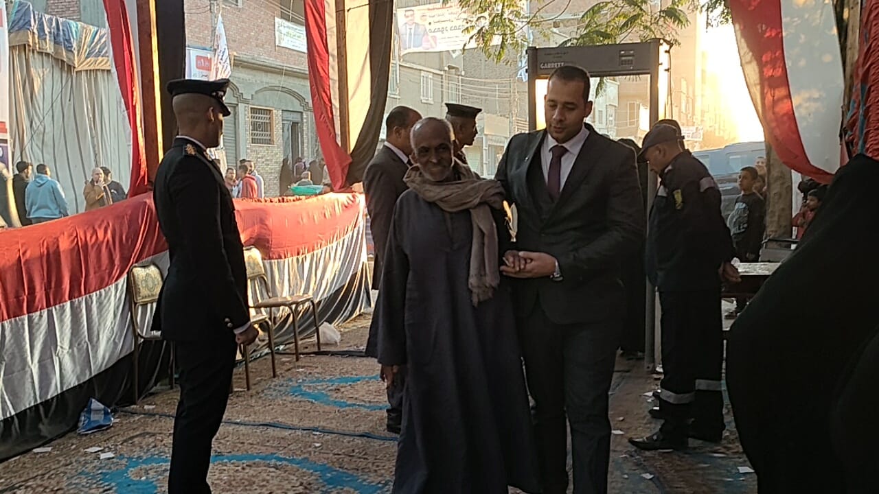 مساعدة من ضبابط سوهاج لكبار السن مساعدة من ضبابط سوهاج لكبار السن