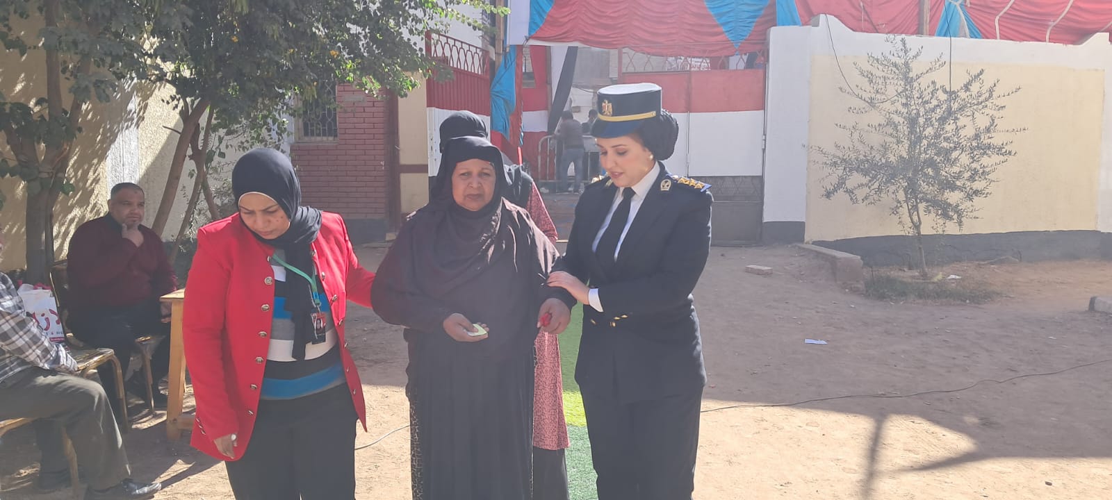 وتقوم بمساعدها للوصول لمقر لجنة التصويت وتقوم بمساعدها للوصول لمقر لجنة التصويت