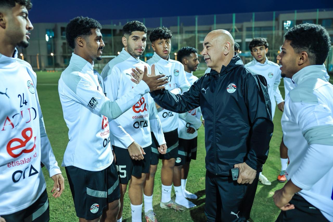 حسام حسن يصافح منتخب 2007 حسام حسن يصافح منتخب 2007