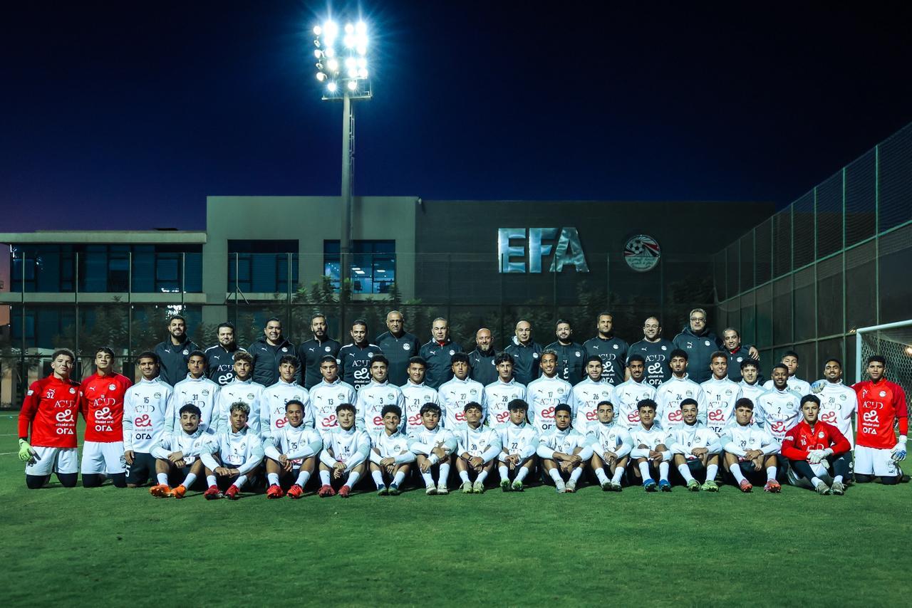 صورة جماعية مع التوأم حسن صورة جماعية مع التوأم حسن