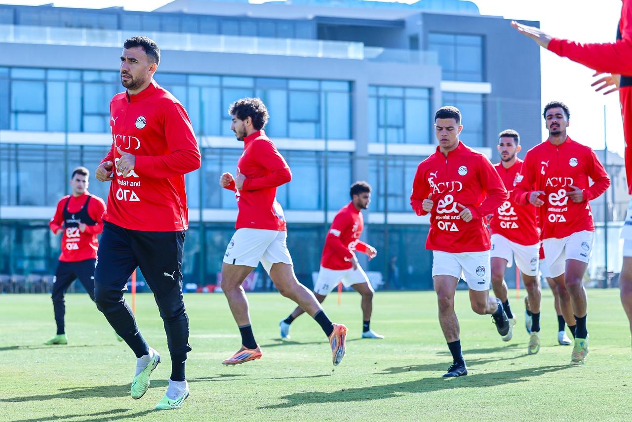 شحاتة وتريزيجيه في تدريبات المنتخب الوطني شحاتة وتريزيجيه في تدريبات المنتخب الوطني