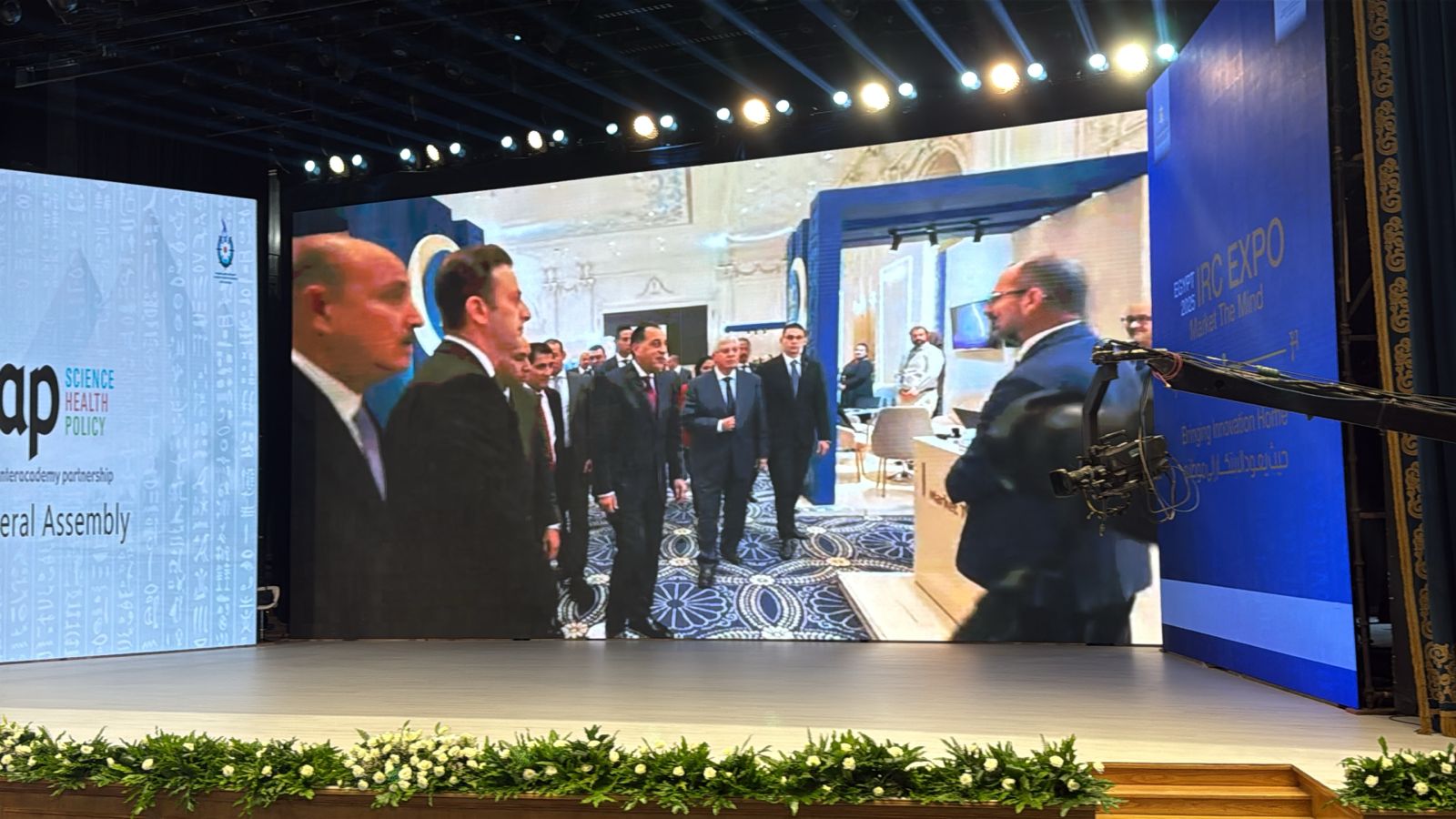 رئيس الوزراء يتفقد المعرض الدولى لمخرجات البحوث العلمية 