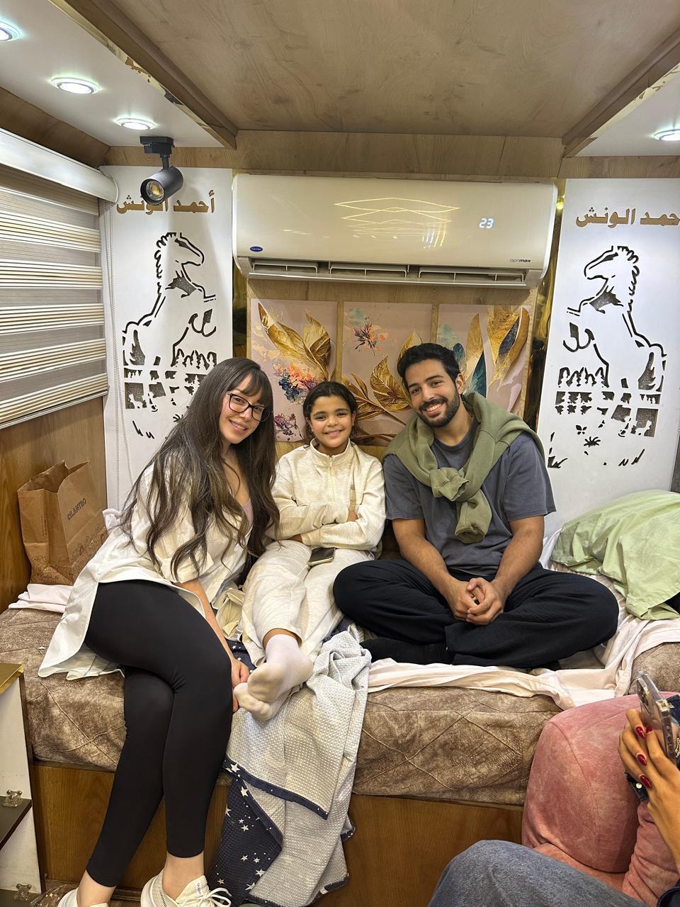 الطفله نورين حازم عمر  تتوسط محمود ياسين جونيو وفرح الزاهد