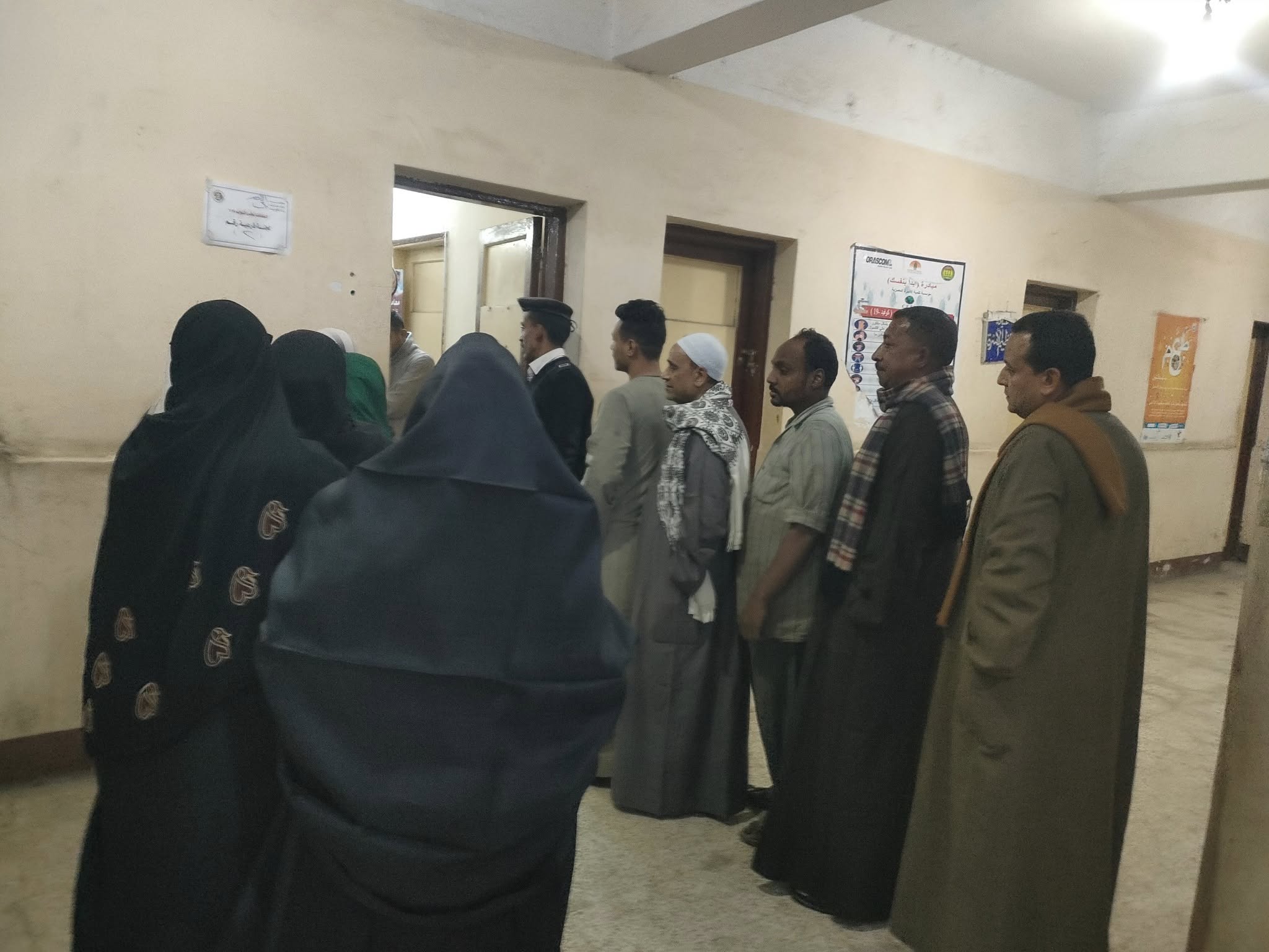 توافد السيدات والرجال على اللجان توافد السيدات والرجال على اللجان