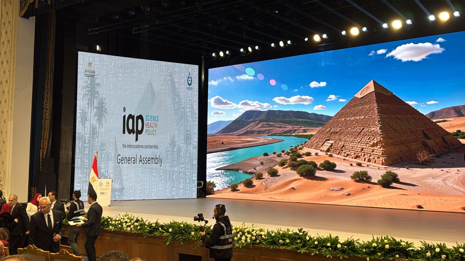 رئيس الوزراء يتفقد المعرض الدولى لمخرجات البحوث العلمية 