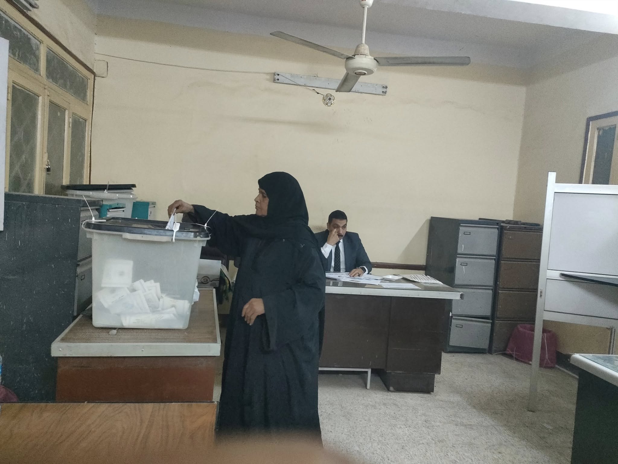 تصويت احدي السيدات فى لجان مدينة إسنا تصويت احدي السيدات فى لجان مدينة إسنا