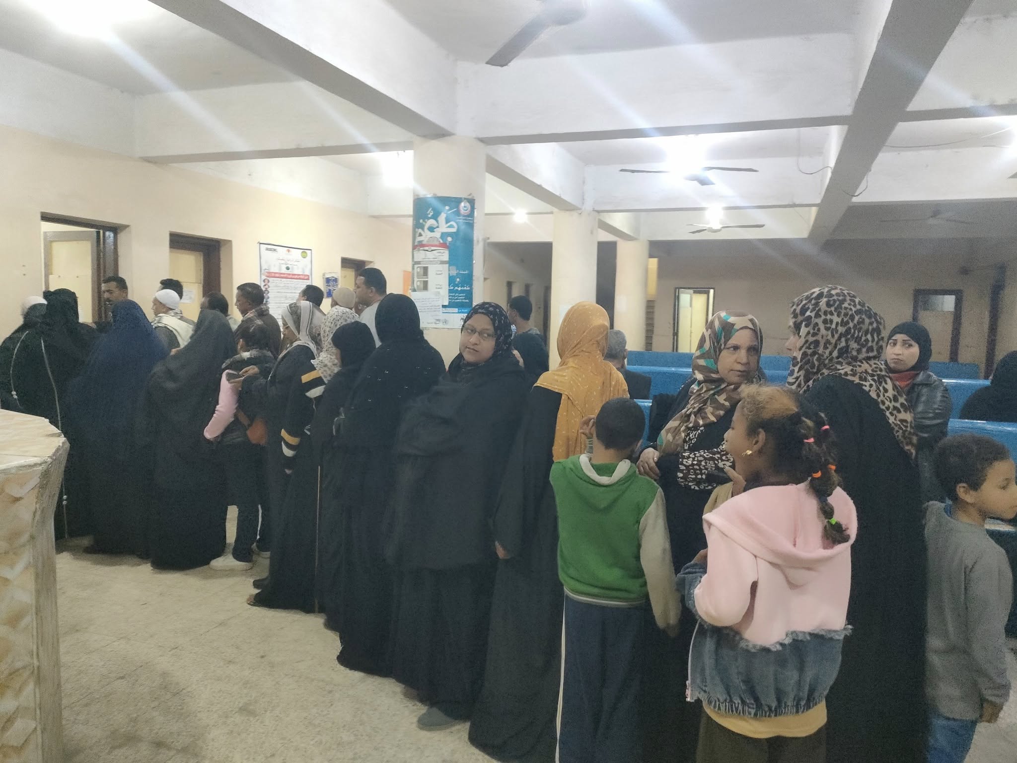 طوابير من السيدات أمام اللجان طوابير من السيدات أمام اللجان