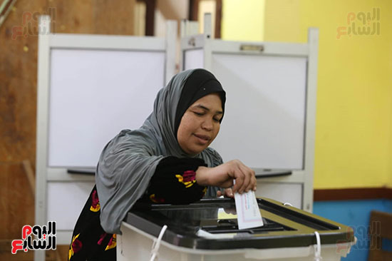 سيدة تدلى بصوتها سيدة تدلى بصوتها