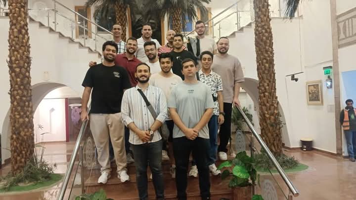 شباب مصر يلتقطون الصور التذكارية شباب مصر يلتقطون الصور التذكارية