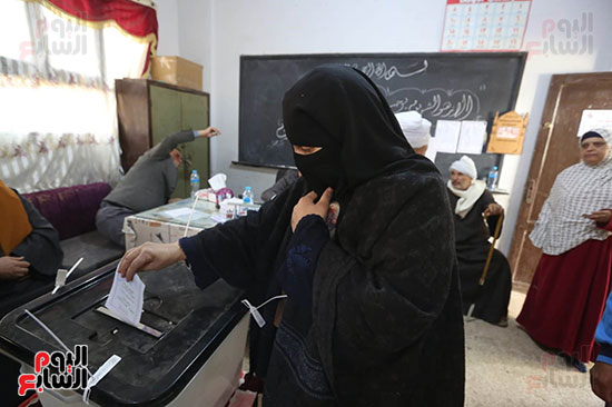 سيدة تدلى يصوتها سيدة تدلى يصوتها