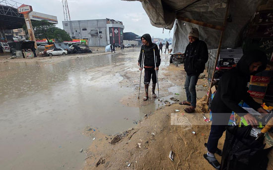 وسط نقص حاد فى مقومات الحياة الأمطار تغرق غزة