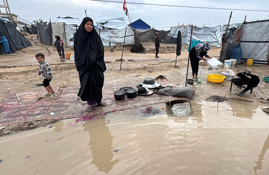 بركة مياه وسط الخيام