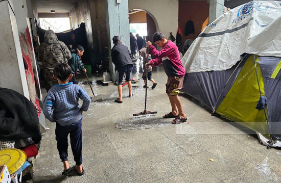 محاولات أزالة مياه الأمطار