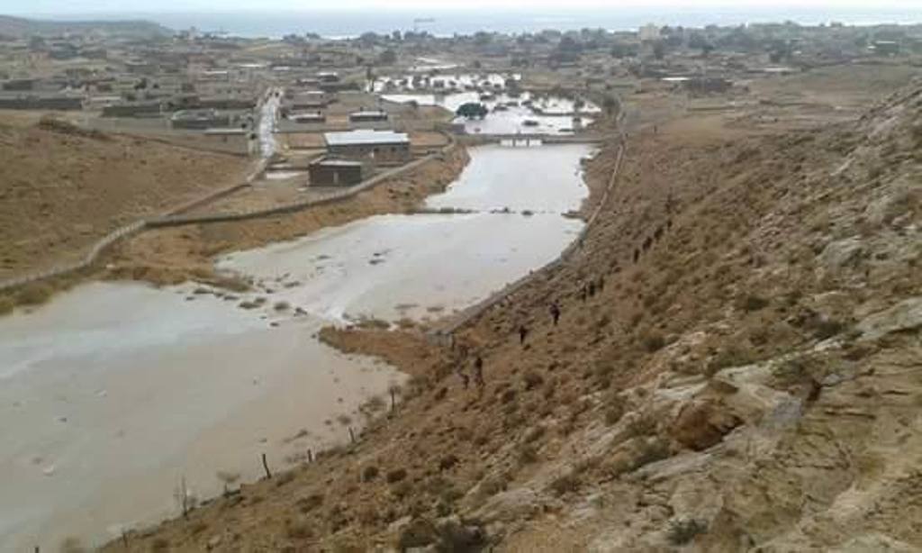 مياه الامطار باحد مخرات السيول بالسلوم