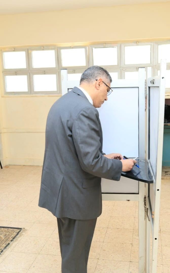 خلال إدلاء محافظ الجيزة بصوته فى انتخابات مجلس النواب