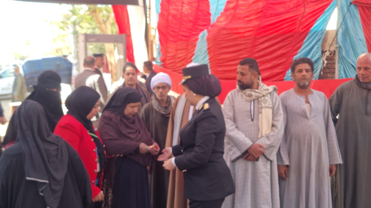 مساعدة للسيدات أمام اللجنة مساعدة للسيدات أمام اللجنة