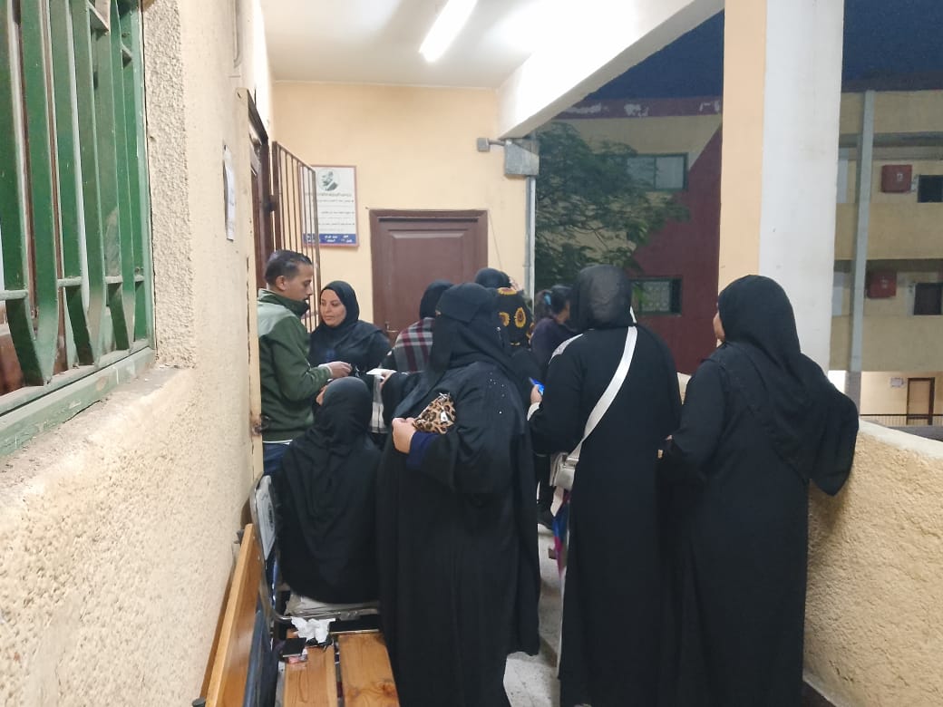 طوابير النساء في الوراق