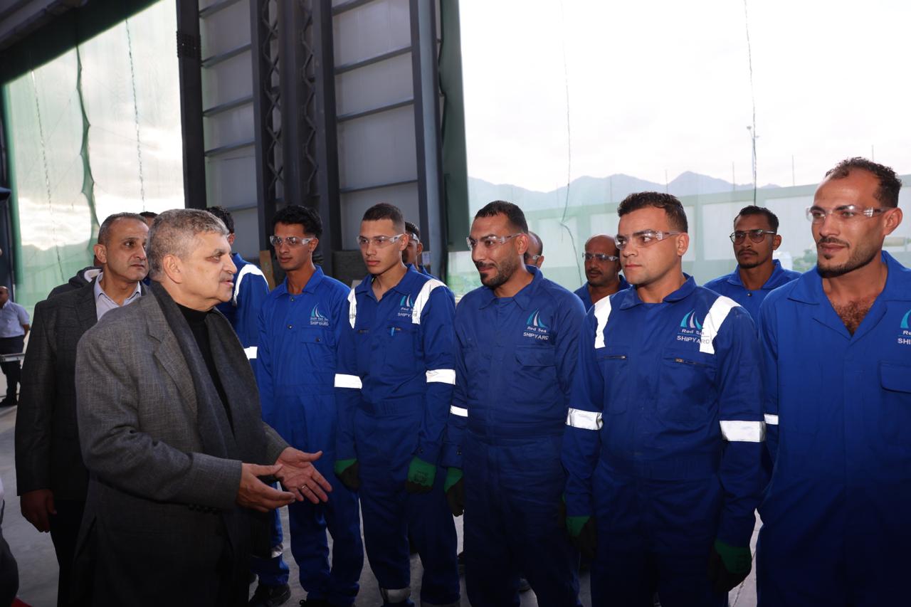 رئيس الهيئة مع العاملين،بترسانه البحر الاحمر، رئيس الهيئة مع العاملين،بترسانه البحر الاحمر،