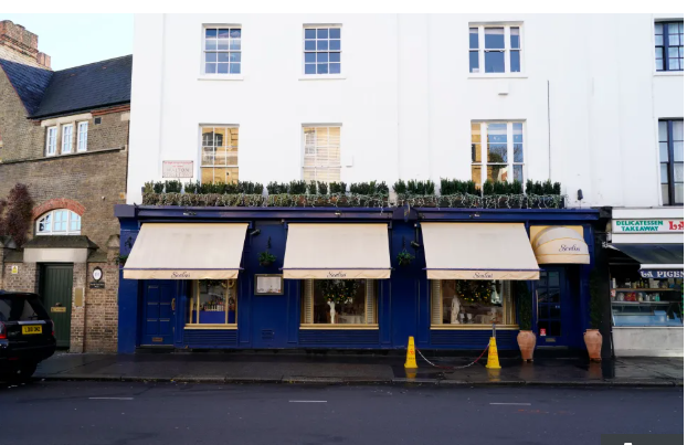 المطعم الذي استضاف اللقاء بين محمد صلاح وهندرسون