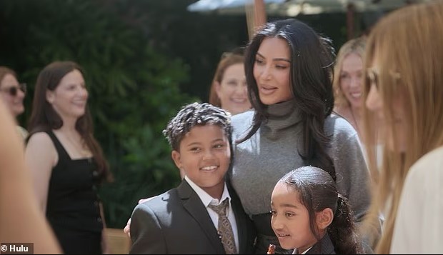 كيم مع أطفالها