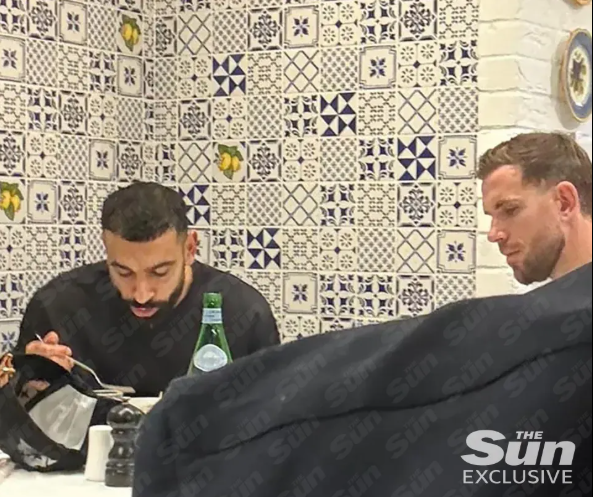 محمد صلاح يتناول الغداء مع هندرسون