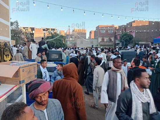 بملابسهم-التقليدية.. بملابسهم-التقليدية..