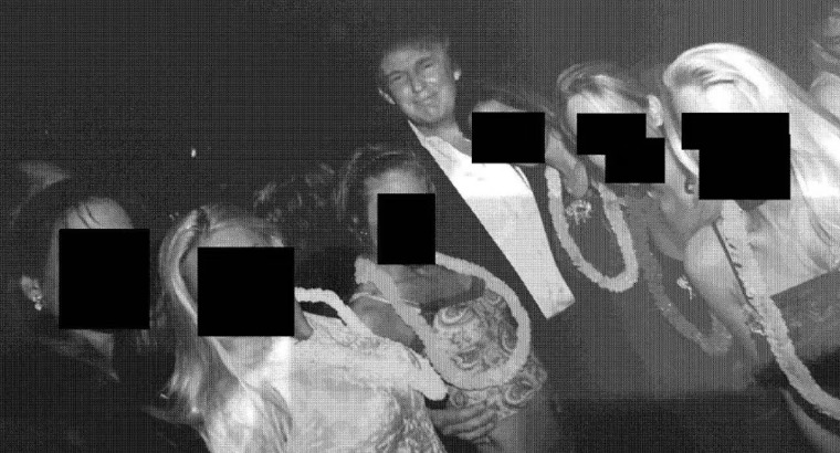 ترامب مع سيدات أخفيت هويتهن ترامب مع سيدات أخفيت هويتهن