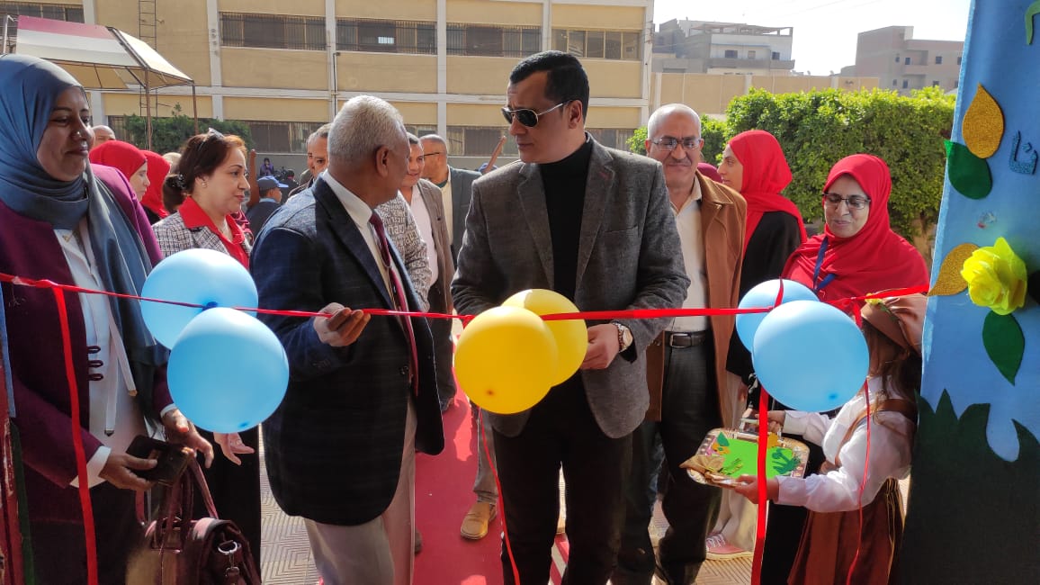 وكيل الوزارة يفتتح المعرض وكيل الوزارة يفتتح المعرض