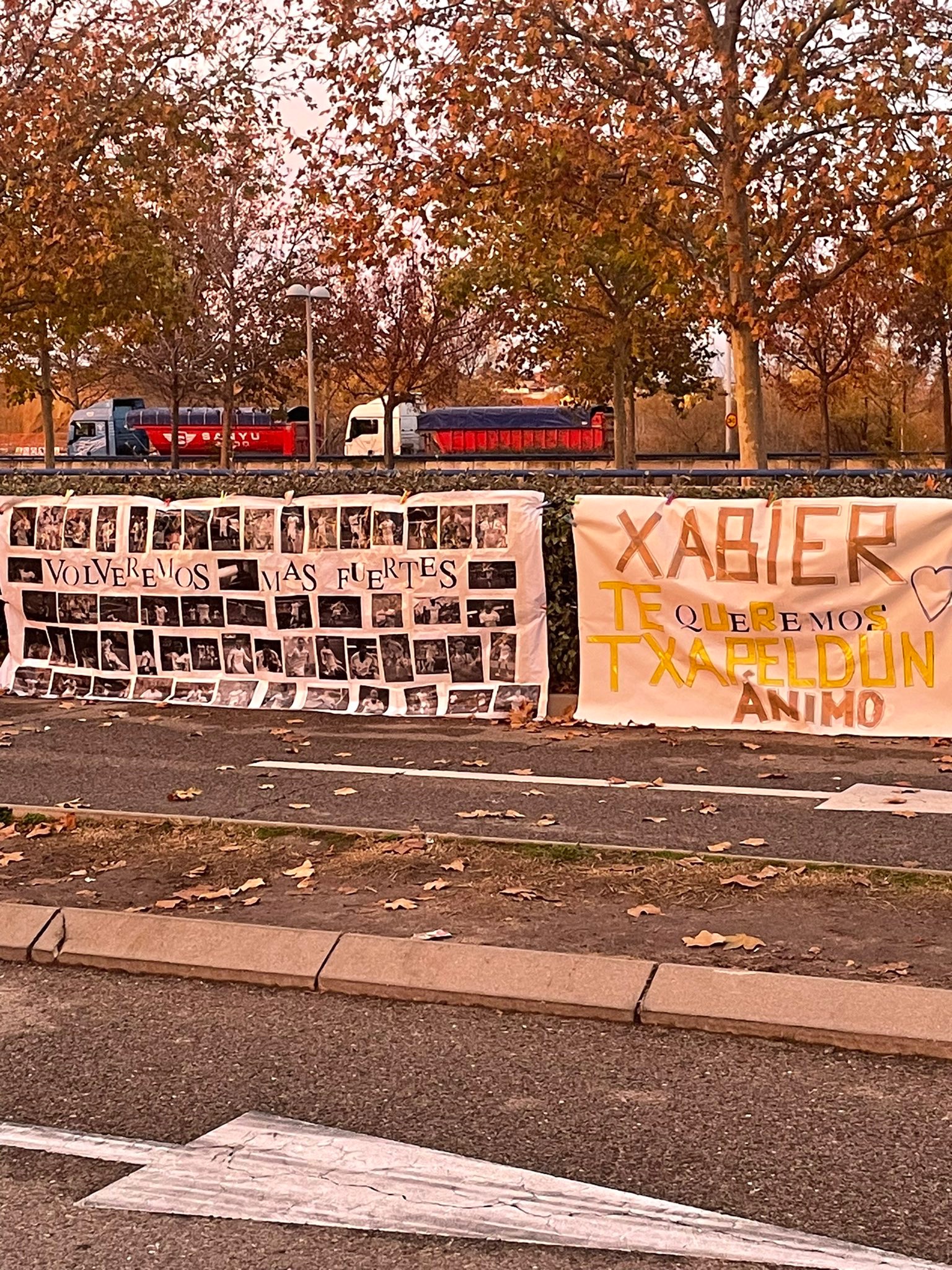 لافتات دعم الريال للمدرب ألونسو