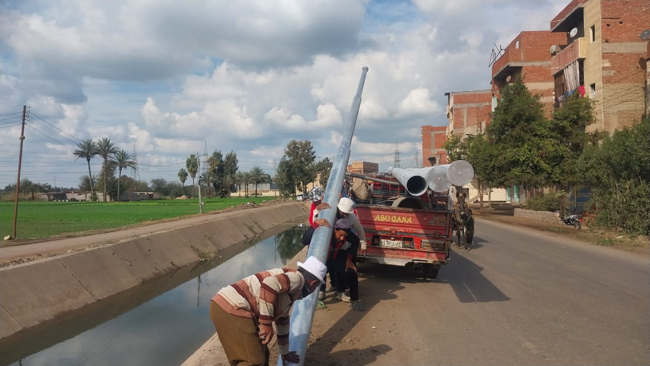 تركيب أعمدة إنارة جديدة بطريق إريمون تركيب أعمدة إنارة جديدة بطريق إريمون