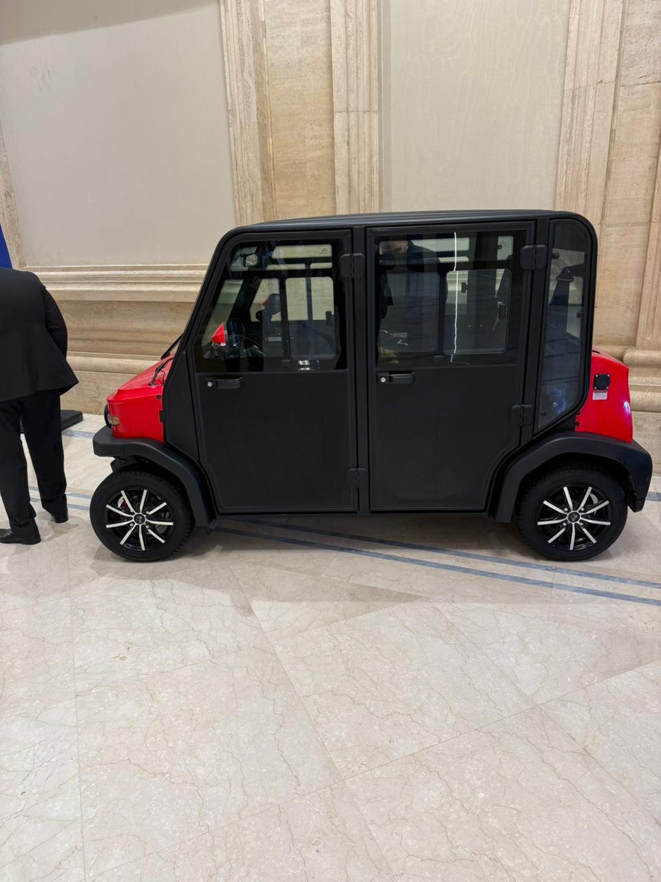 السيارة الكهربائية تستوعب 4 ركاب