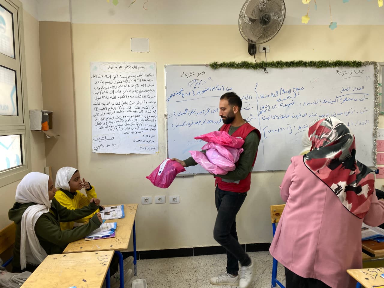 جانب من حملة الهلال الأحمر المصرى جانب من حملة الهلال الأحمر المصرى