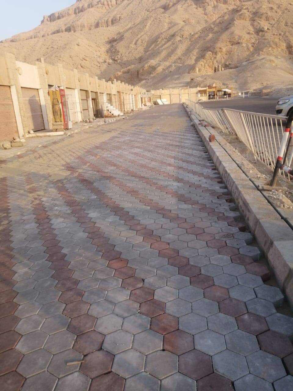 تركيب الإنترلوك لدعم حركة السياحة شرق وغرب الأقصر تركيب الإنترلوك لدعم حركة السياحة شرق وغرب الأقصر