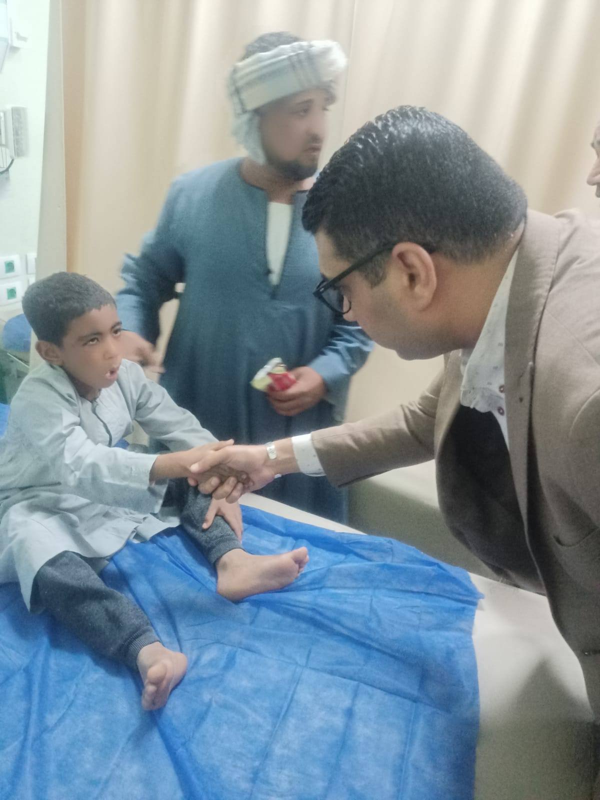 لقاء نائب المحافظ مع طفل مصاب فى انهيار المنزل لقاء نائب المحافظ مع طفل مصاب فى انهيار المنزل