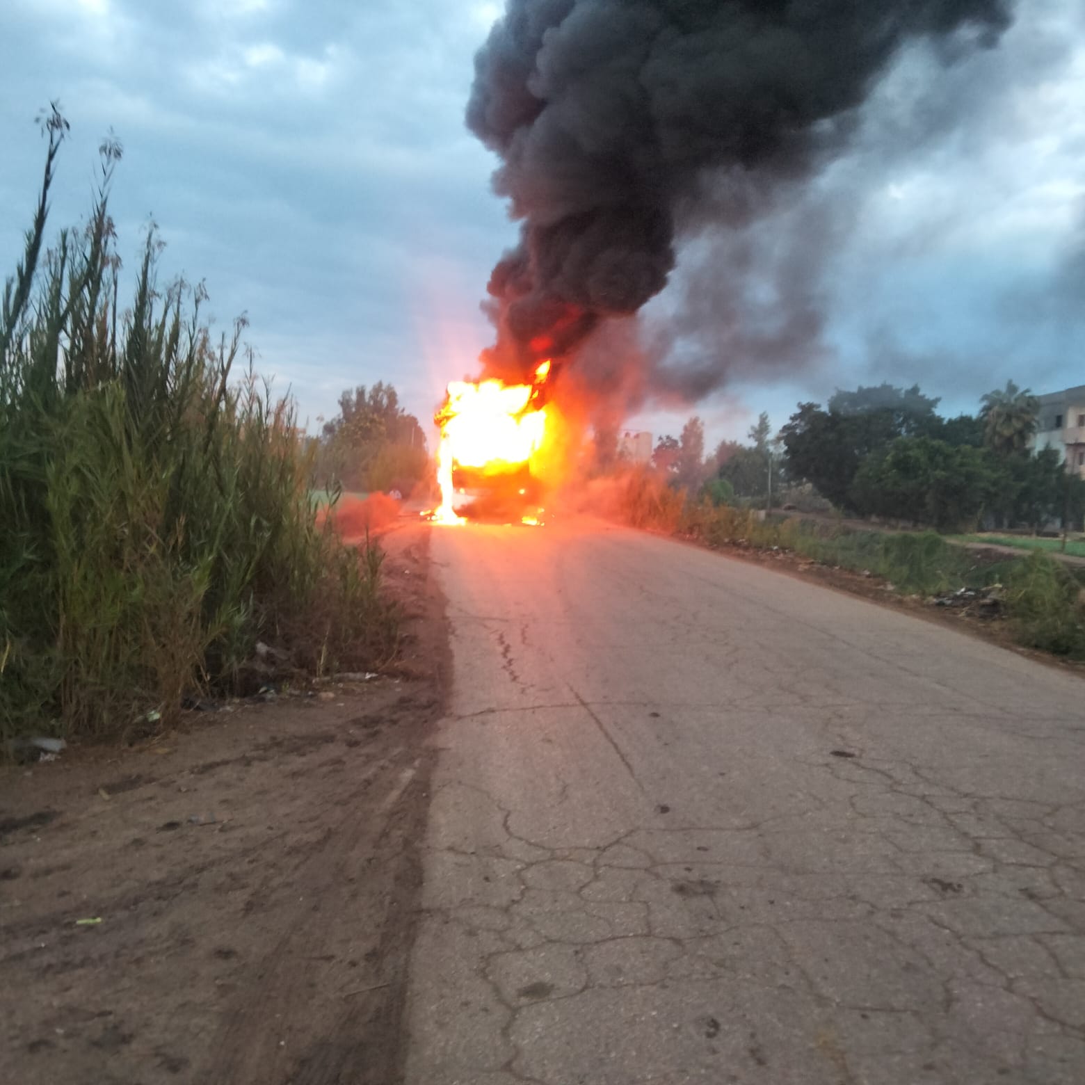 حريق يلتهم أتوبيس بكفر الشيخ