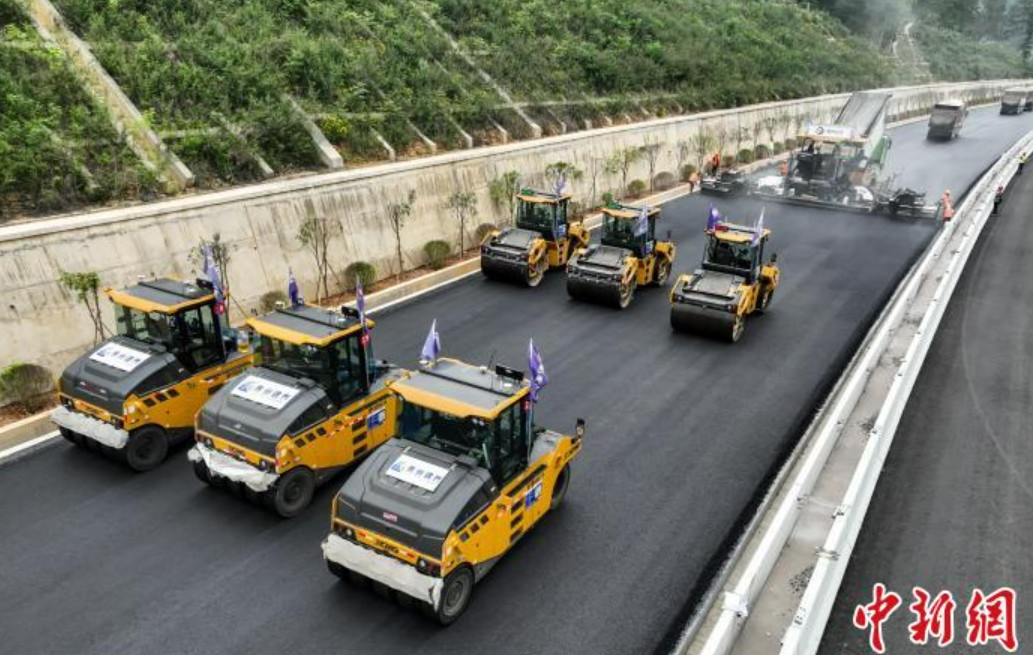 الانتهاء من سفلتة طريق صيني طويل فى 6 ساعات 