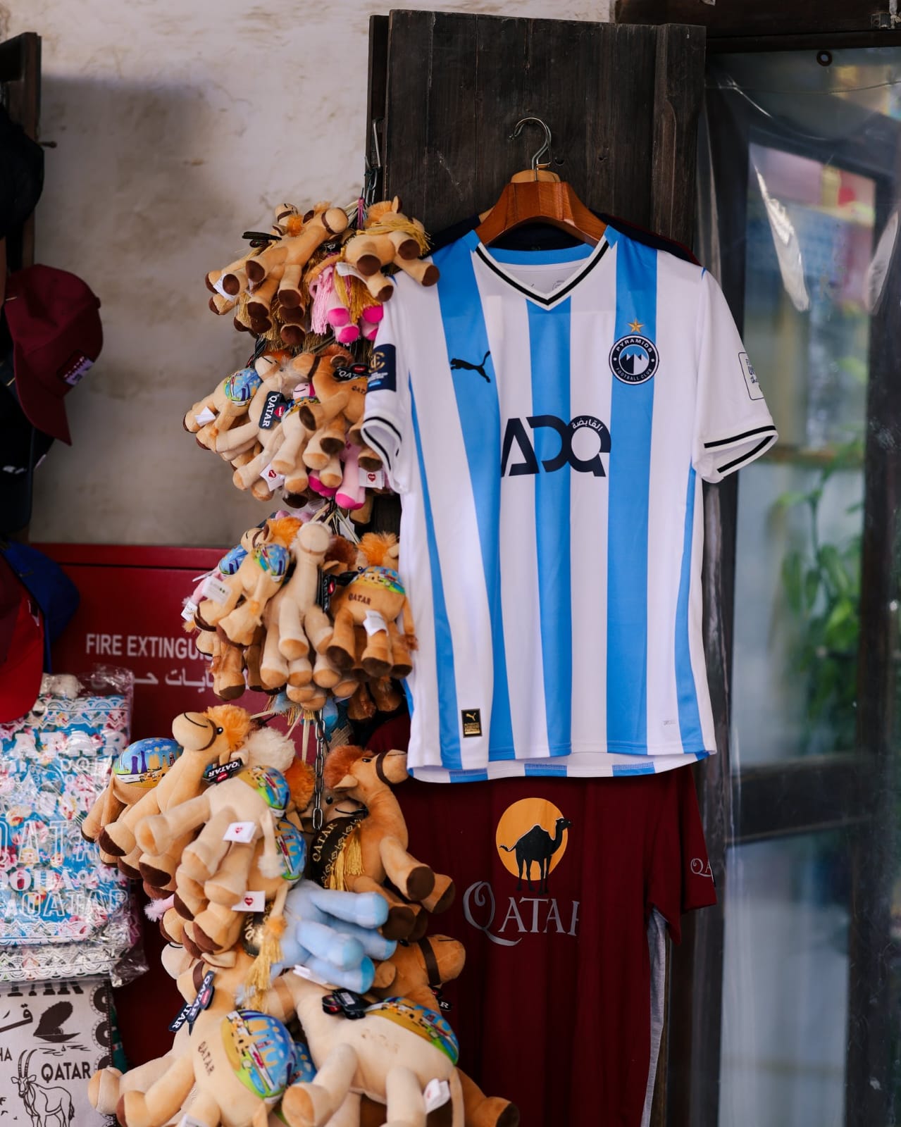 قميص بيراميدز في محلات الدوحة قميص بيراميدز في محلات الدوحة