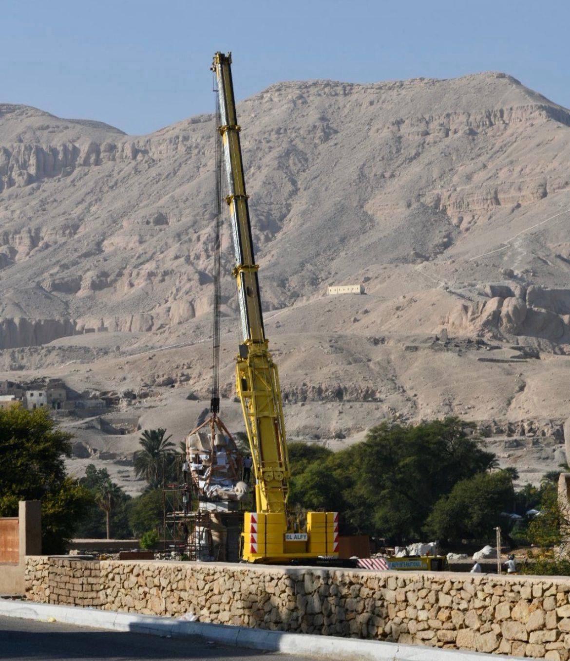 الأقصر تشهد احتفالية برفع أحد تماثيل الملك أمنحتب الثالث في معبد ملايين السنين الأقصر تشهد احتفالية برفع أحد تماثيل الملك أمنحتب الثالث في معبد ملايين السنين