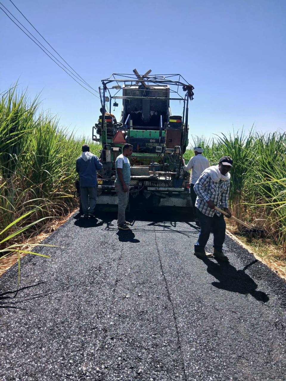 العمل فى رصف الطرق المؤدية للقرى فى الأقصر العمل فى رصف الطرق المؤدية للقرى فى الأقصر