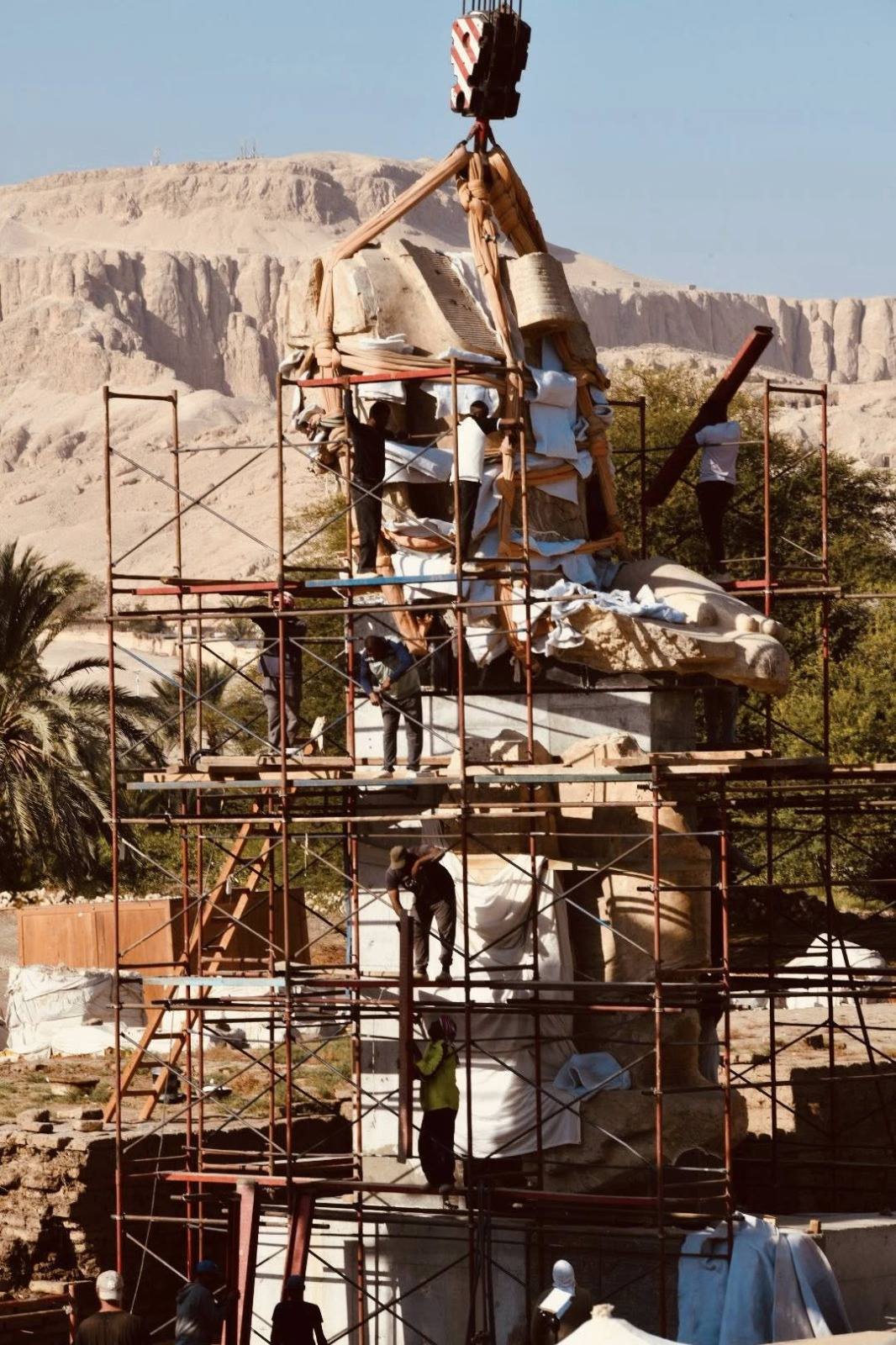 رفع أحد تماثيل الملك أمنحتب الثالث في معبد ملايين السنين رفع أحد تماثيل الملك أمنحتب الثالث في معبد ملايين السنين