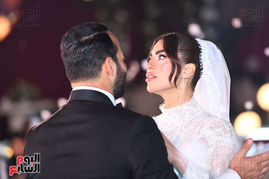 العروسان في حفل زفافهما العروسان في حفل زفافهما