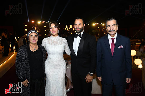 الكاتب الصحفي عصام شلتوت وحرمه مع العروسين الكاتب الصحفي عصام شلتوت وحرمه مع العروسين