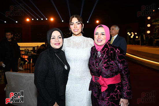 العروس مع زوجة مجدي عبد الغني وزوجة أحمد شوبير العروس مع زوجة مجدي عبد الغني وزوجة أحمد شوبير