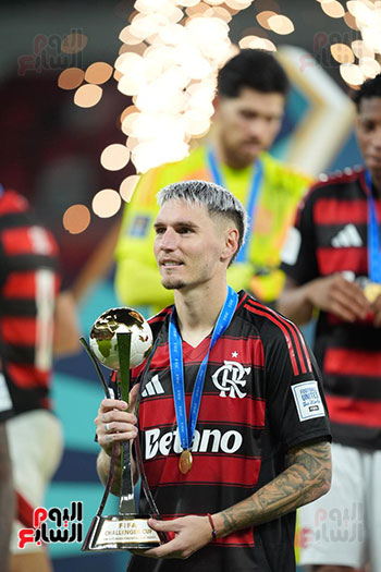 لاعب فلامنجو يتوج بكاس التحدي لاعب فلامنجو يتوج بكاس التحدي