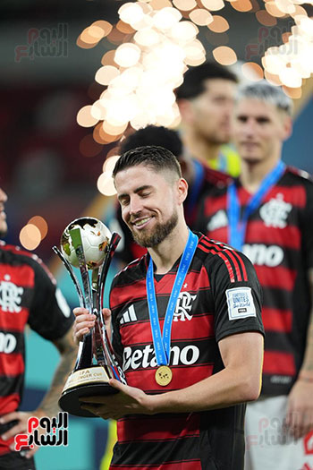 لاعب فلامينجو مع كأس التحدي لاعب فلامينجو مع كأس التحدي