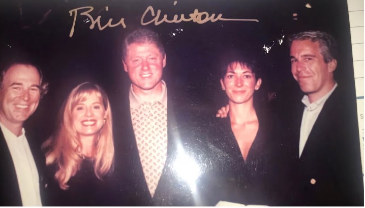 بيل كلينتون وجيفرى ابستين وجيسلين ماكسويل بيل كلينتون وجيفرى ابستين وجيسلين ماكسويل