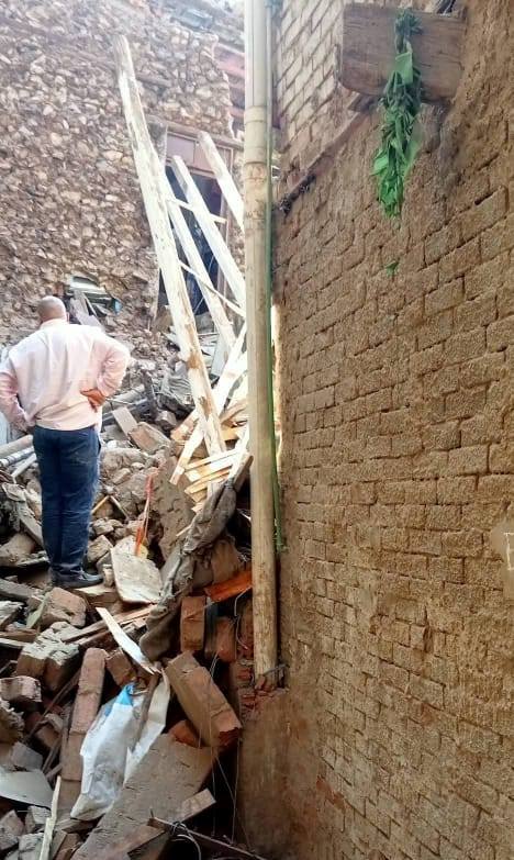 آثار إنهيار جزئي لعقار في قرية الدير بمدينة إسنا آثار إنهيار جزئي لعقار في قرية الدير بمدينة إسنا