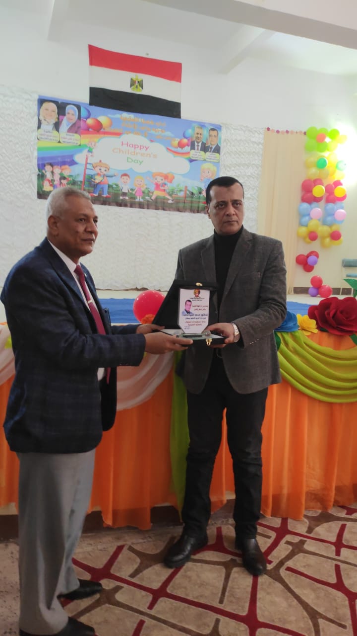 تكريم من وكيل الوزارة تكريم من وكيل الوزارة