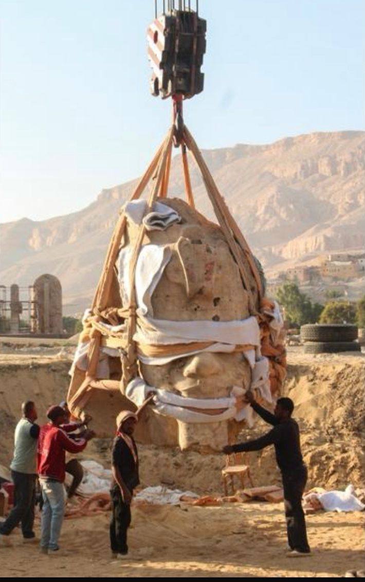 عمليات رفع أحد تماثيل الملك أمنحتب الثالث في معبد ملايين السنين عمليات رفع أحد تماثيل الملك أمنحتب الثالث في معبد ملايين السنين
